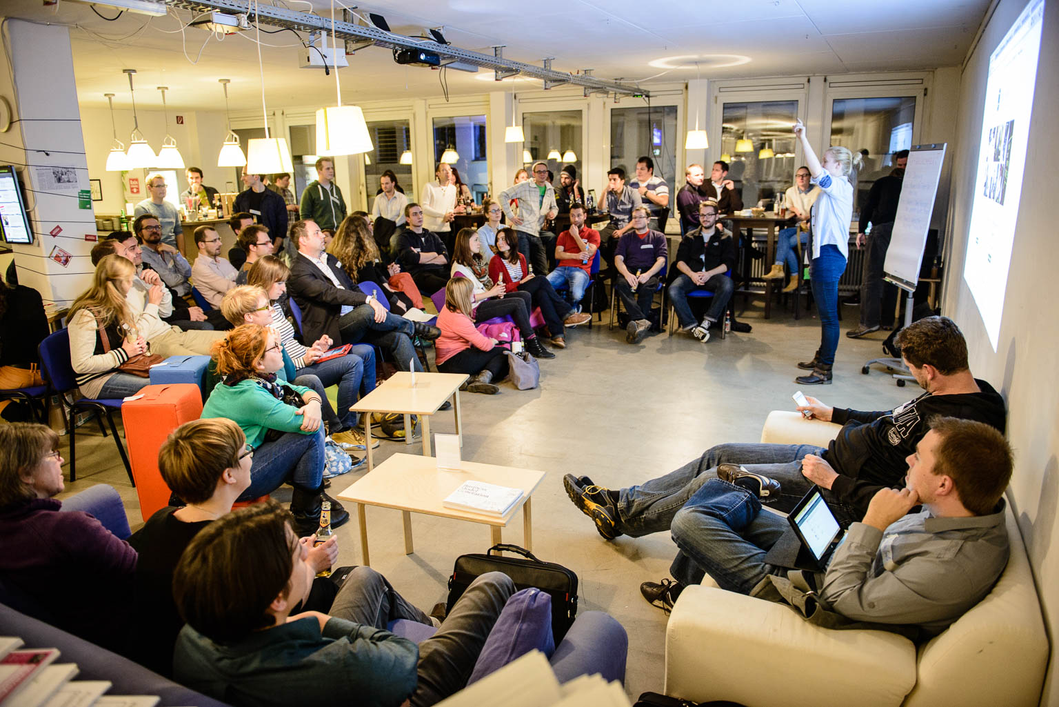 Coworking Nürnberg Eventlounge während des Startups Weekends mit vielen Gästen und Teilnehmer_innen